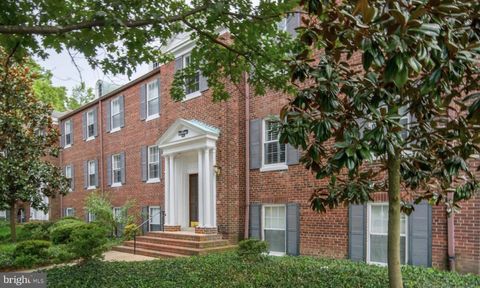Photo of 402 Commonwealth Avenue #206, ALEXANDRIA, VA 22301 (MLS # VAAX2053914)