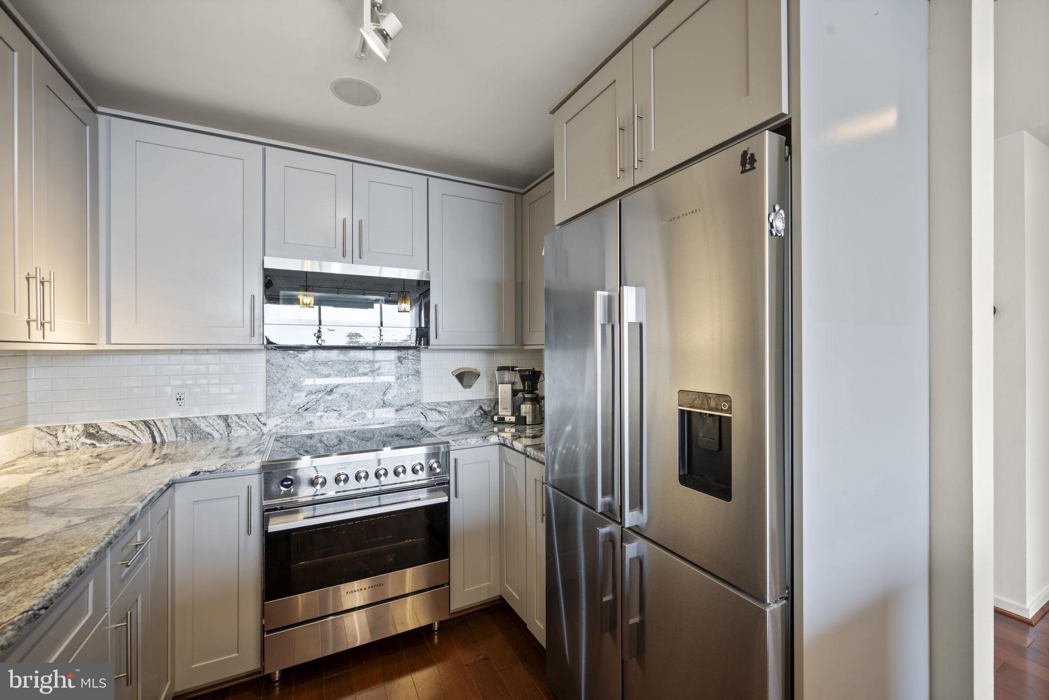 LOCUST POINT - Residential