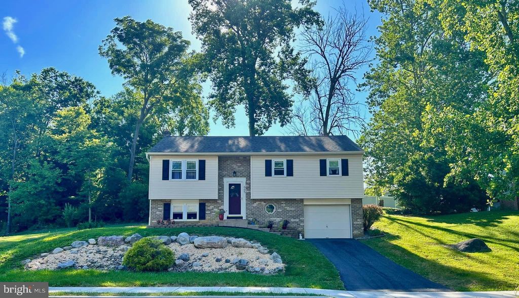 Photo of 665 N Pier Drive, Lancaster, PA 17603 (MLS # PALA2052802)