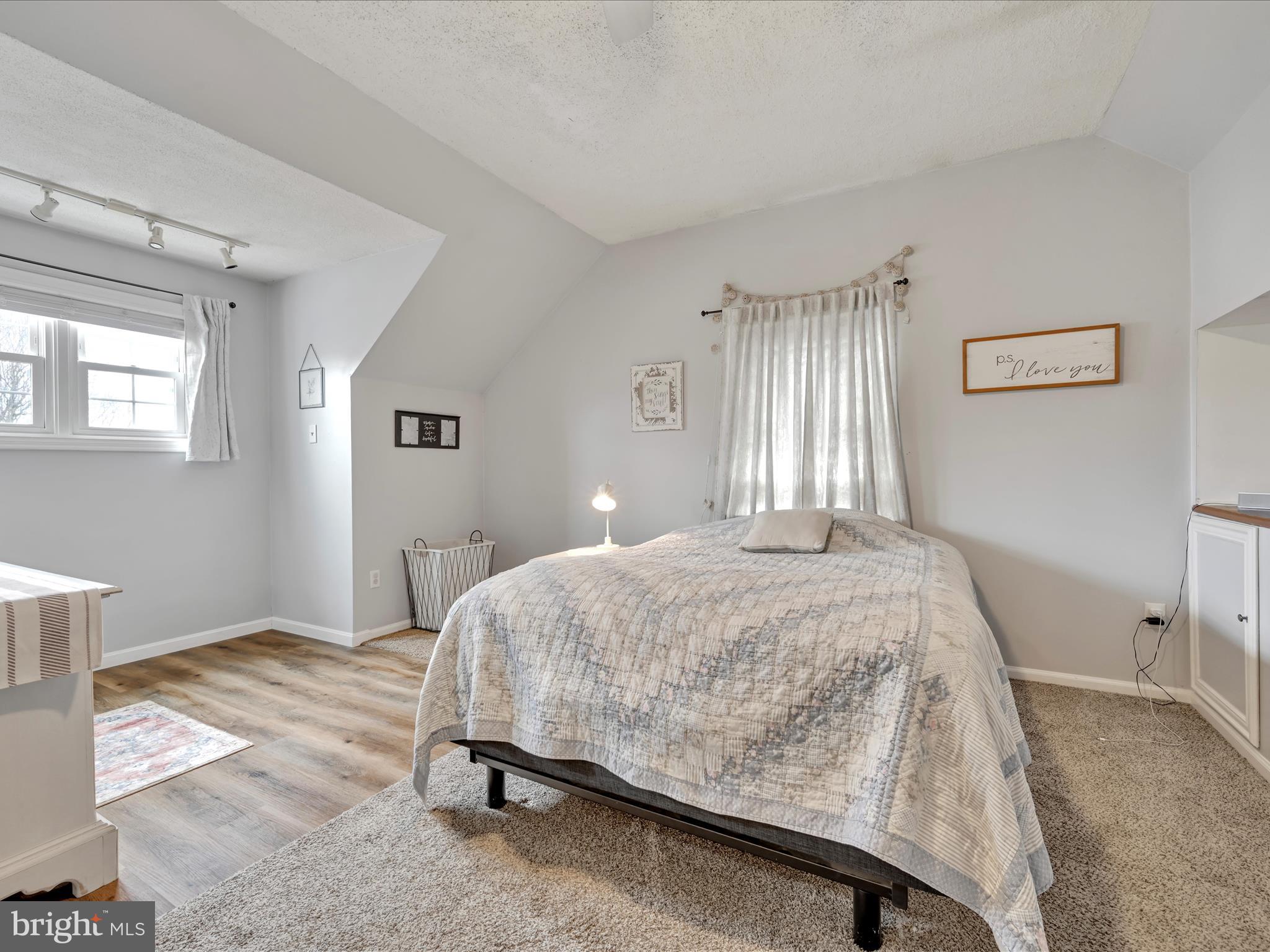 VILLAGE HOLLOW - Residential