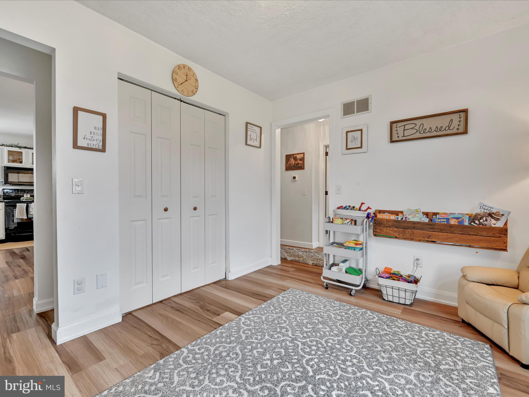 VILLAGE HOLLOW - Residential