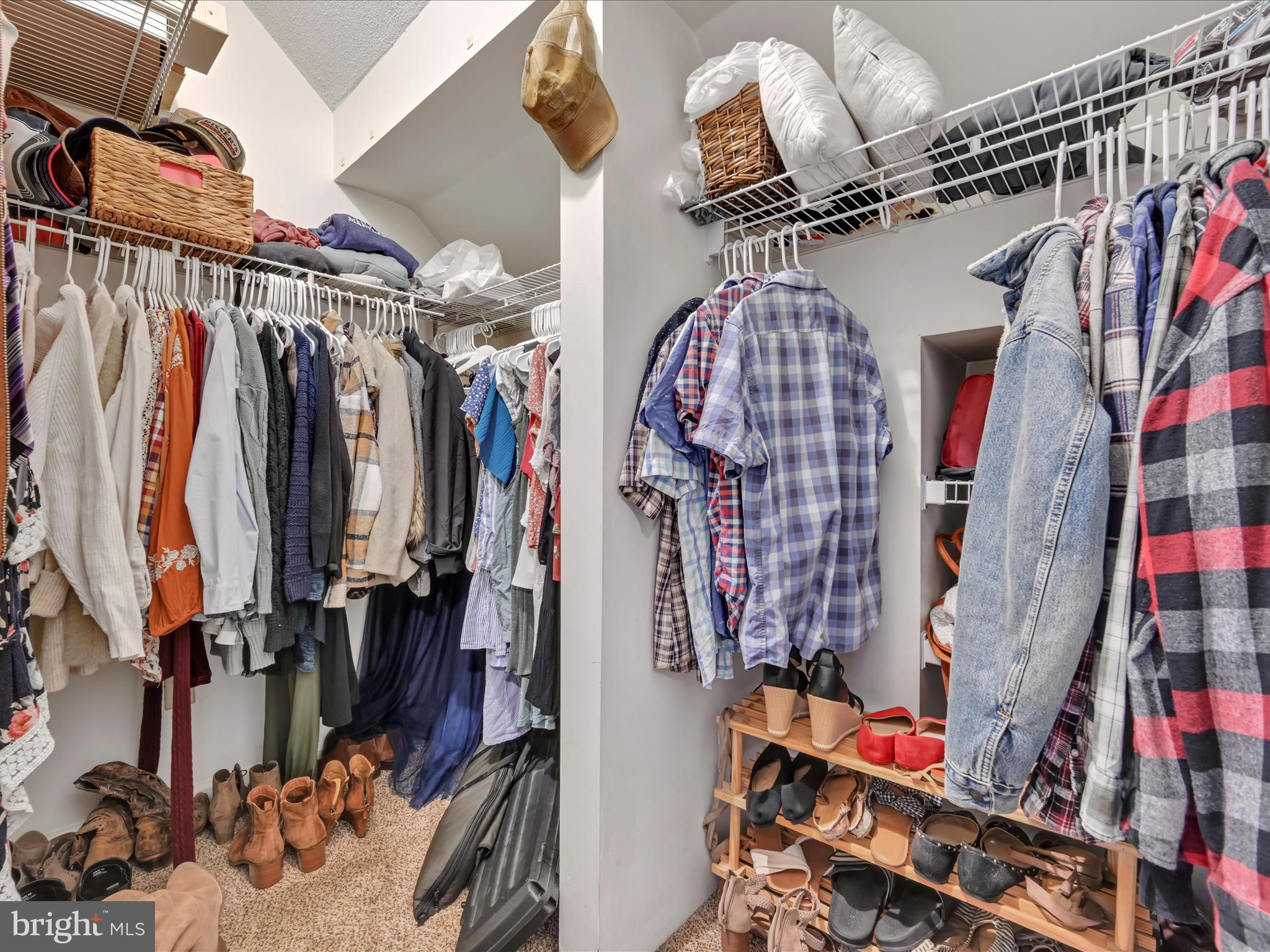 VILLAGE HOLLOW - Residential