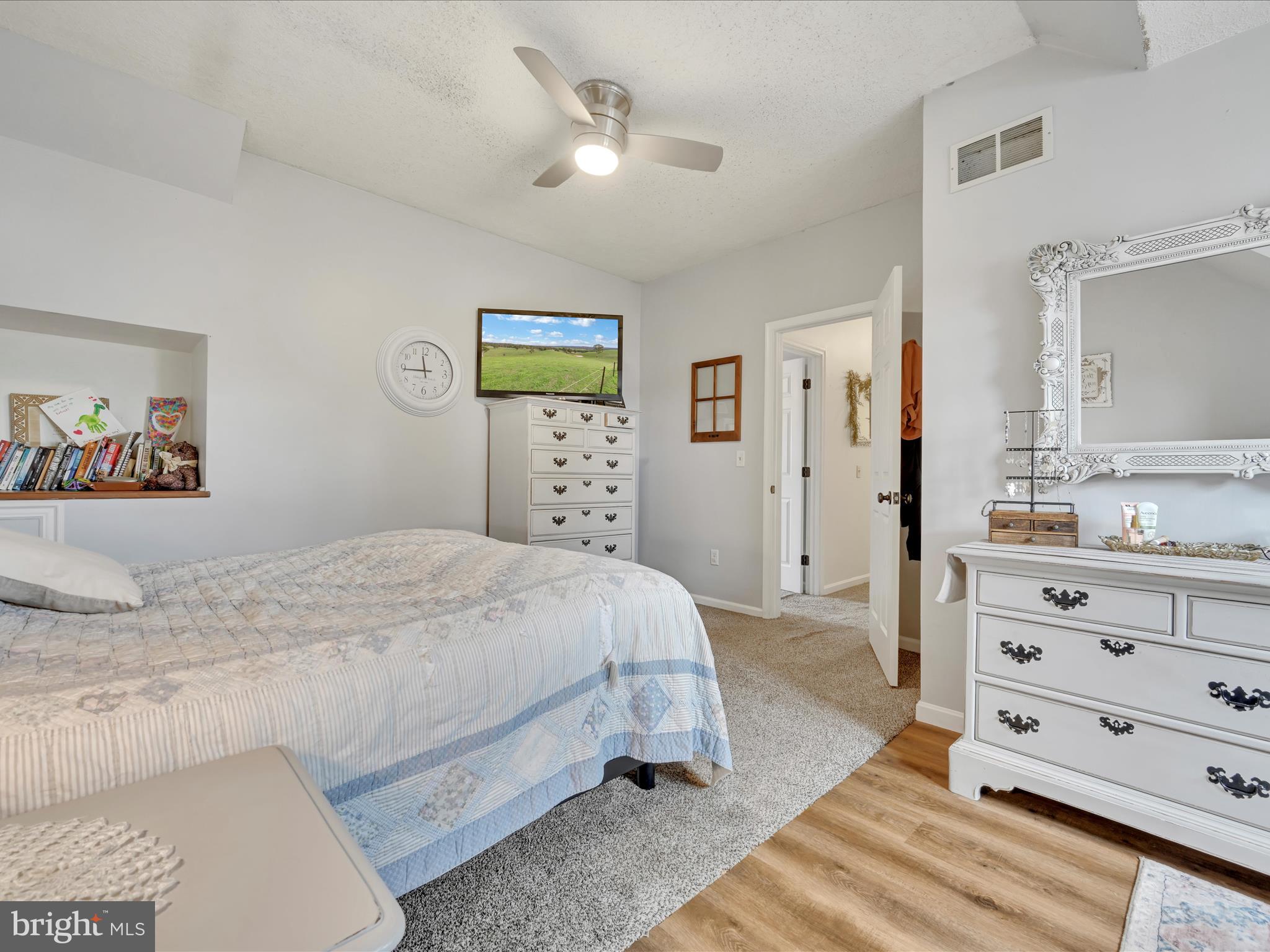 VILLAGE HOLLOW - Residential