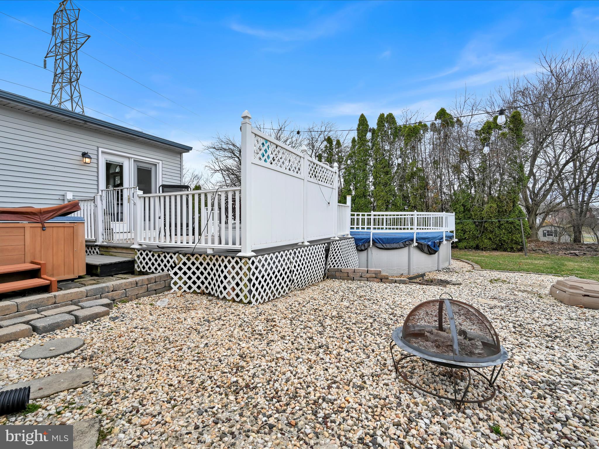 VILLAGE HOLLOW - Residential