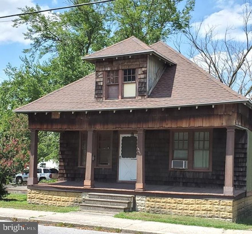 2 bed room 1 bath  investors delight! 10 ft ceilings, large living room, breakfast room off of kitchen and full basement . Can be a combined  with 303 Priscilla St.