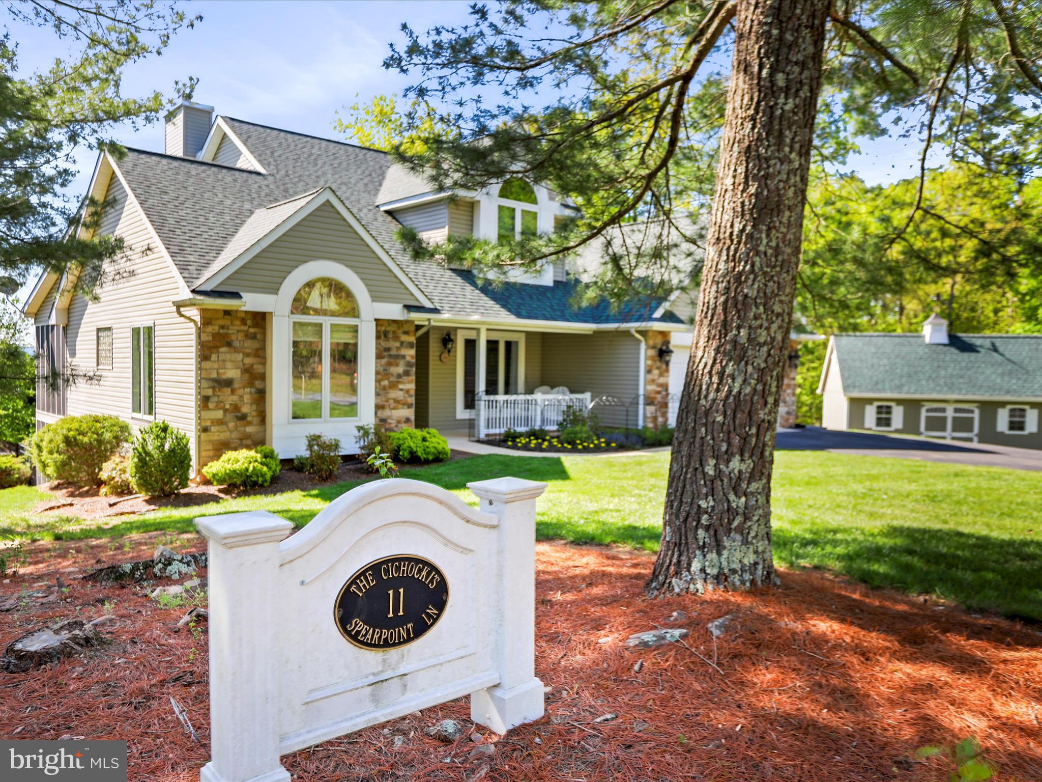 11 SPEARPOINT LANE