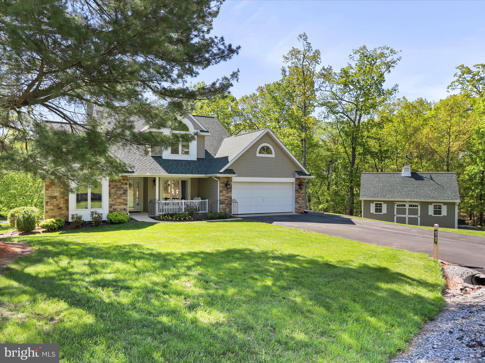 11 SPEARPOINT LANE