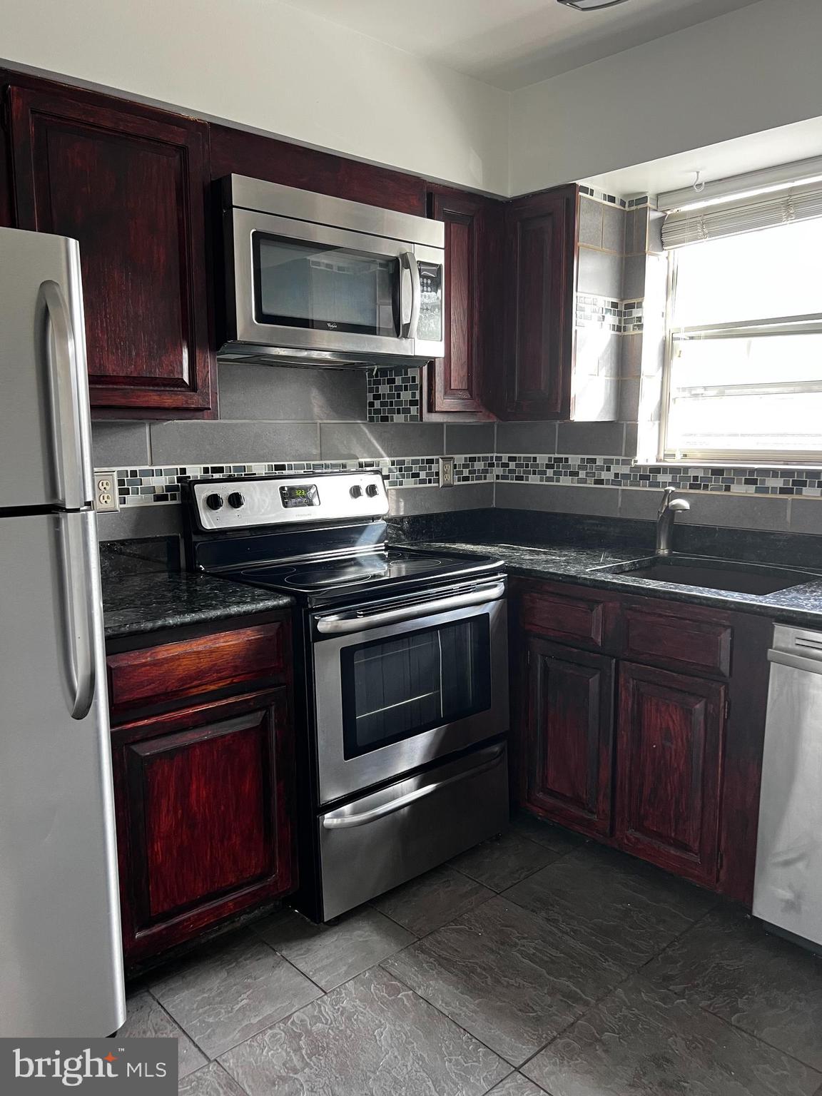 PALISADE GARDENS - Residential Lease