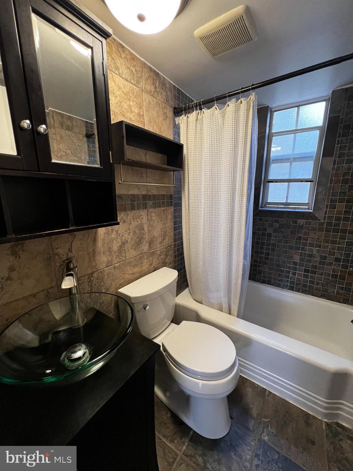 PALISADE GARDENS - Residential Lease