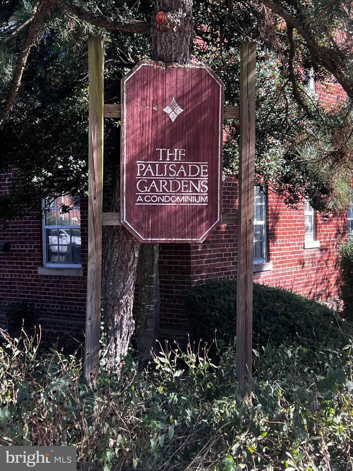 PALISADE GARDENS - Residential Lease