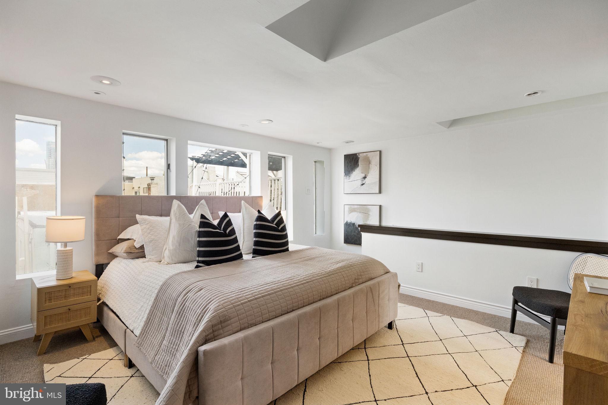 QUEEN VILLAGE - Residential Income