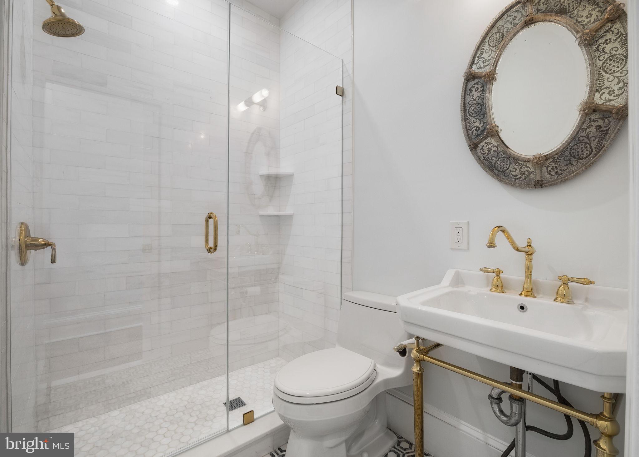 QUEEN VILLAGE - Residential Income