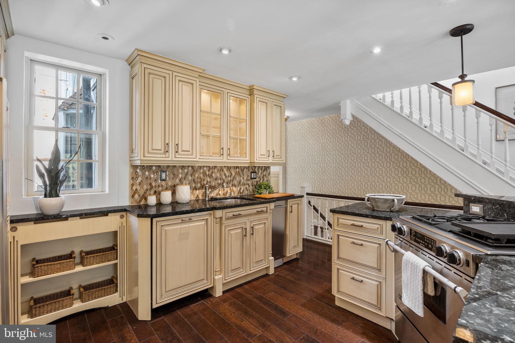 QUEEN VILLAGE - Residential Income