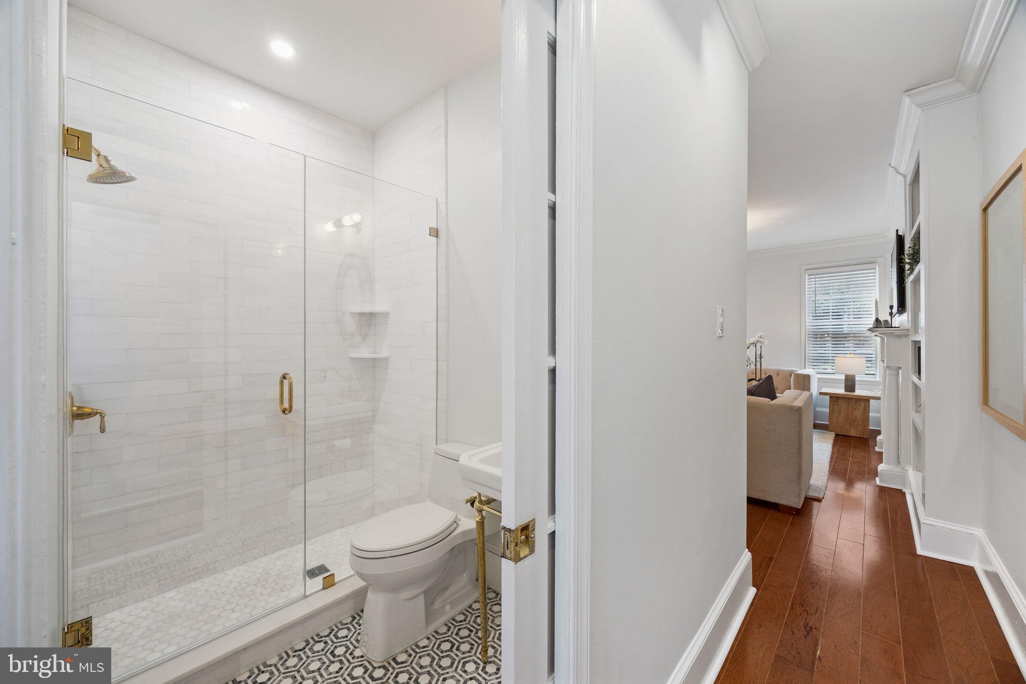 QUEEN VILLAGE - Residential Income