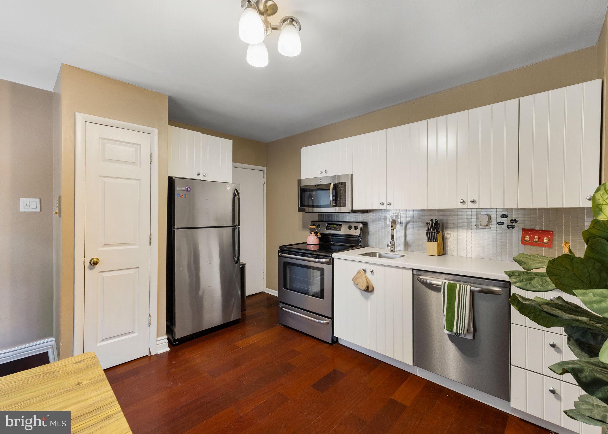 QUEEN VILLAGE - Residential Income