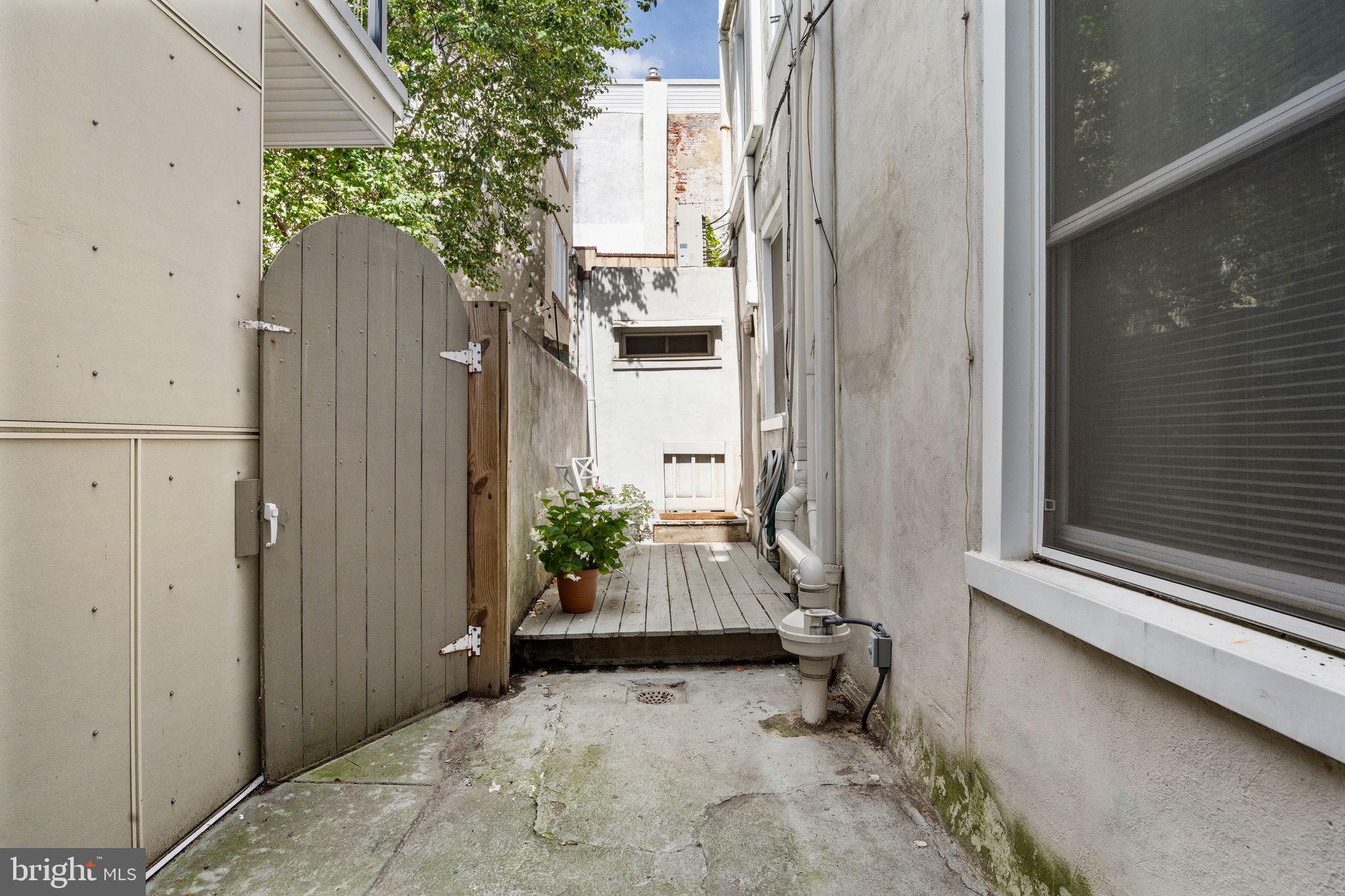 QUEEN VILLAGE - Residential Income