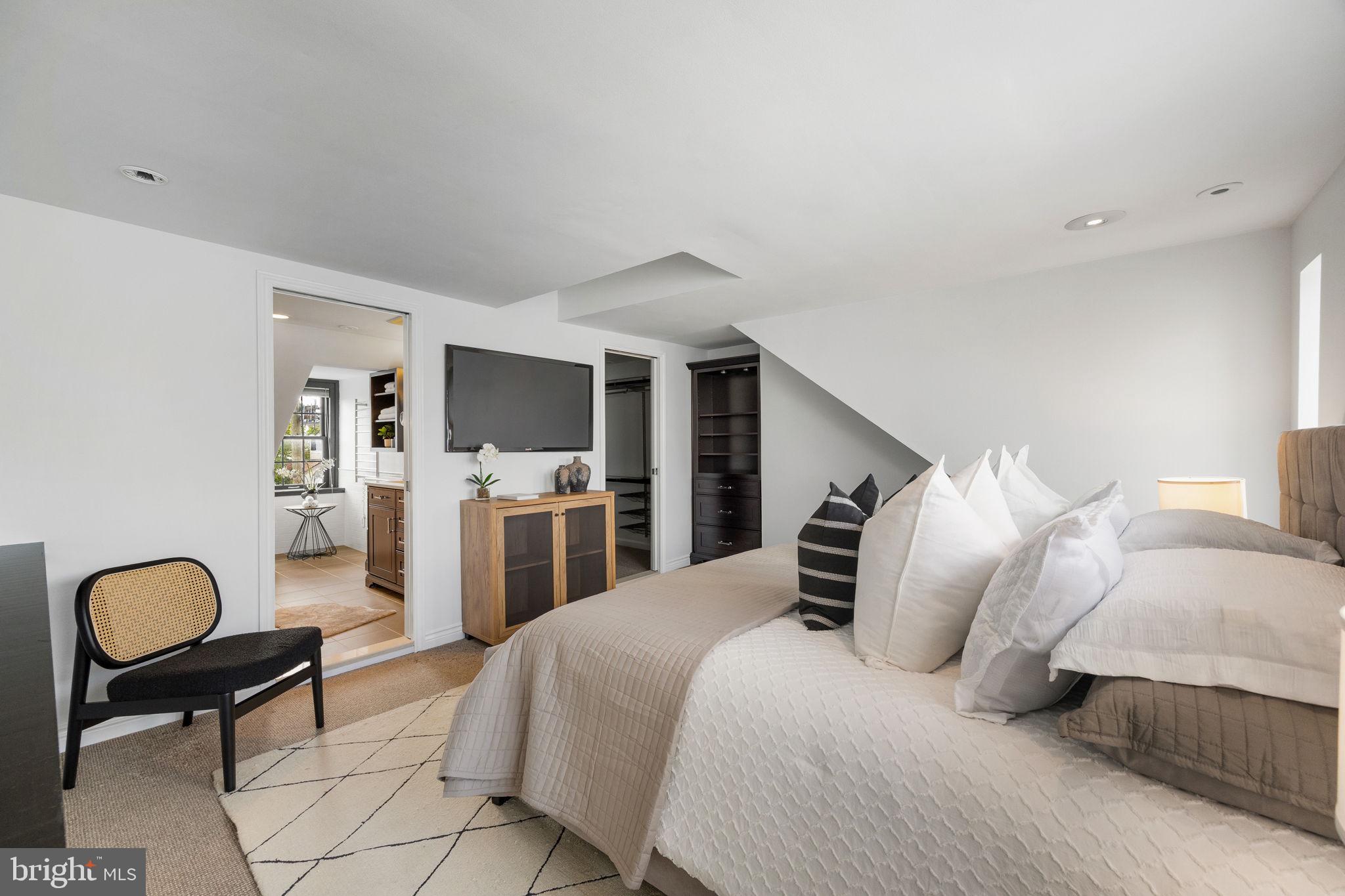 QUEEN VILLAGE - Residential Income