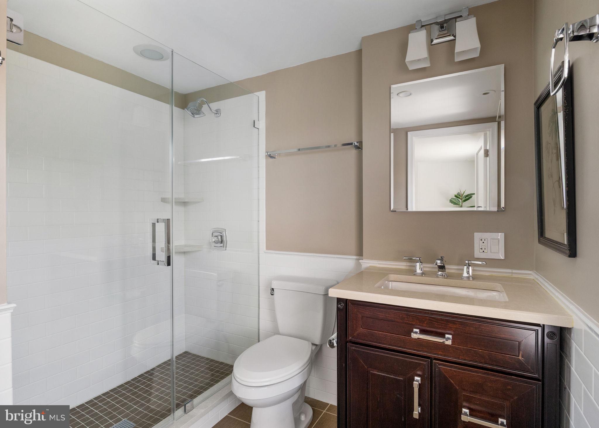 QUEEN VILLAGE - Residential Income