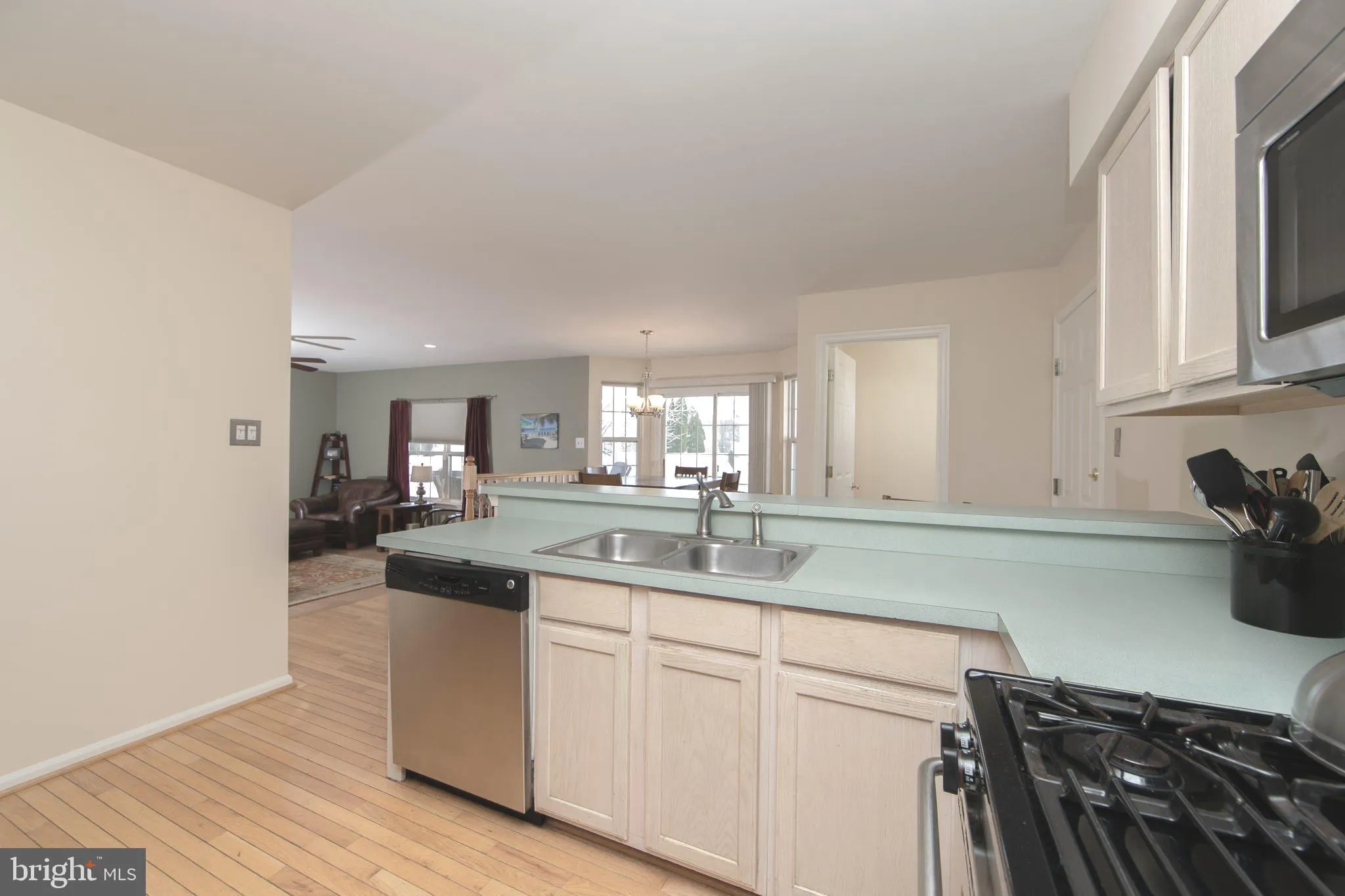 Williamstown, New Jersey 08094, United States, 3 Bedrooms Bedrooms, ,4 BathroomsBathrooms,Residential,Contingent,89190