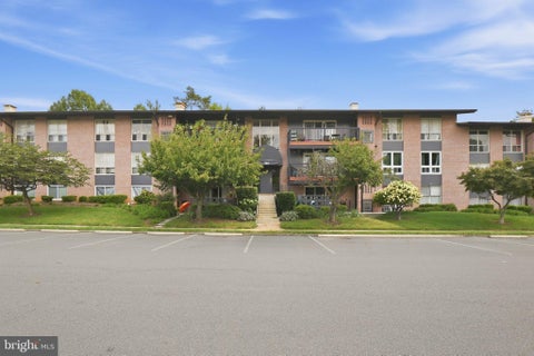 Photo of 204 Park Terrace Court SE #24, VIENNA, VA 22180 (MLS # VAFX2343258)