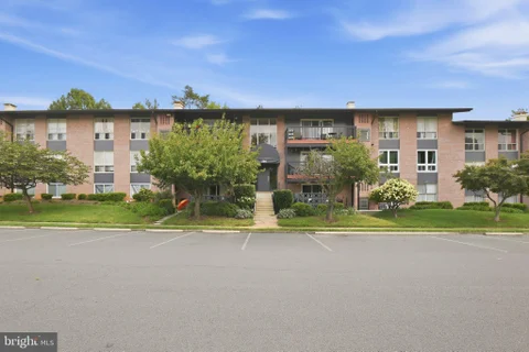 204 Park Terrace Court SE Unit 24, Vienna, VA MLS: VAFX2343258