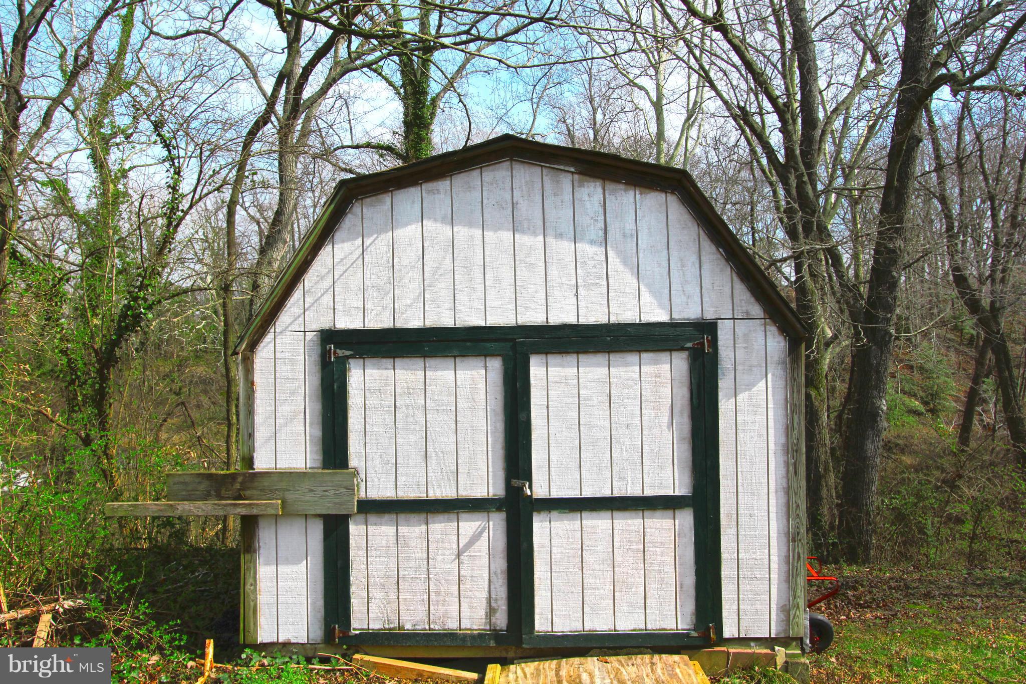 HOLLYWOOD SHORES - Residential