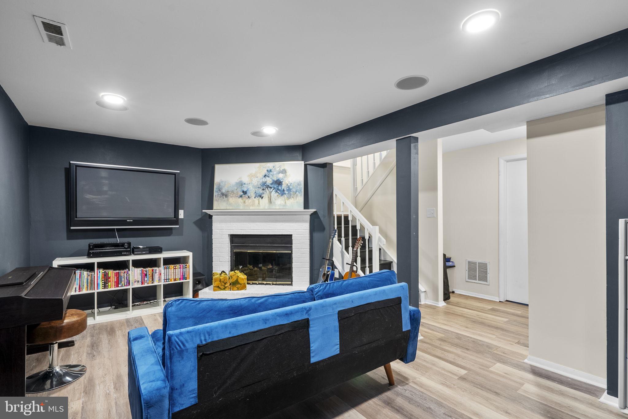 GUNNERS LAKE VILLAGE - Residential