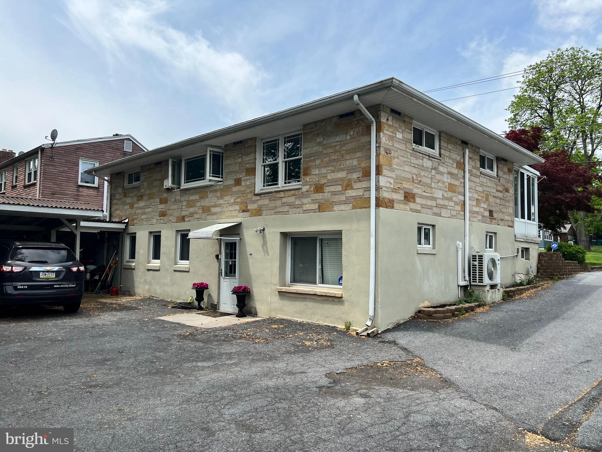 46 W GOVERNOR ROAD