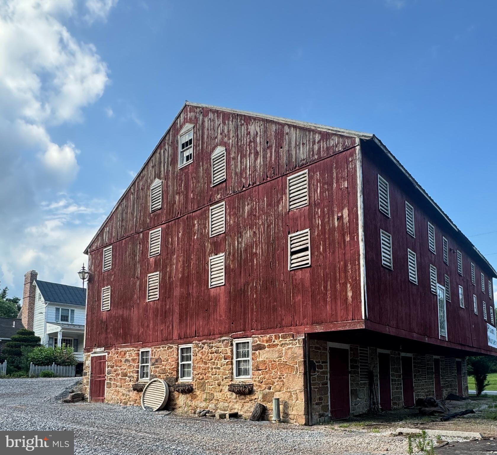 825 WHITE HALL ROAD