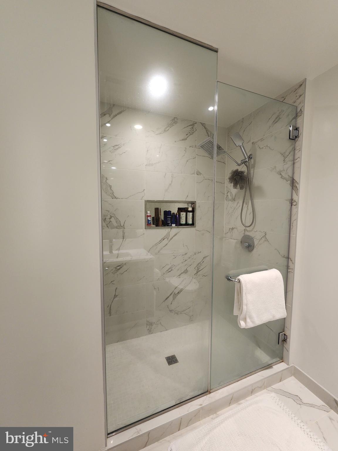 THE VERSE CONDO - Residential Lease