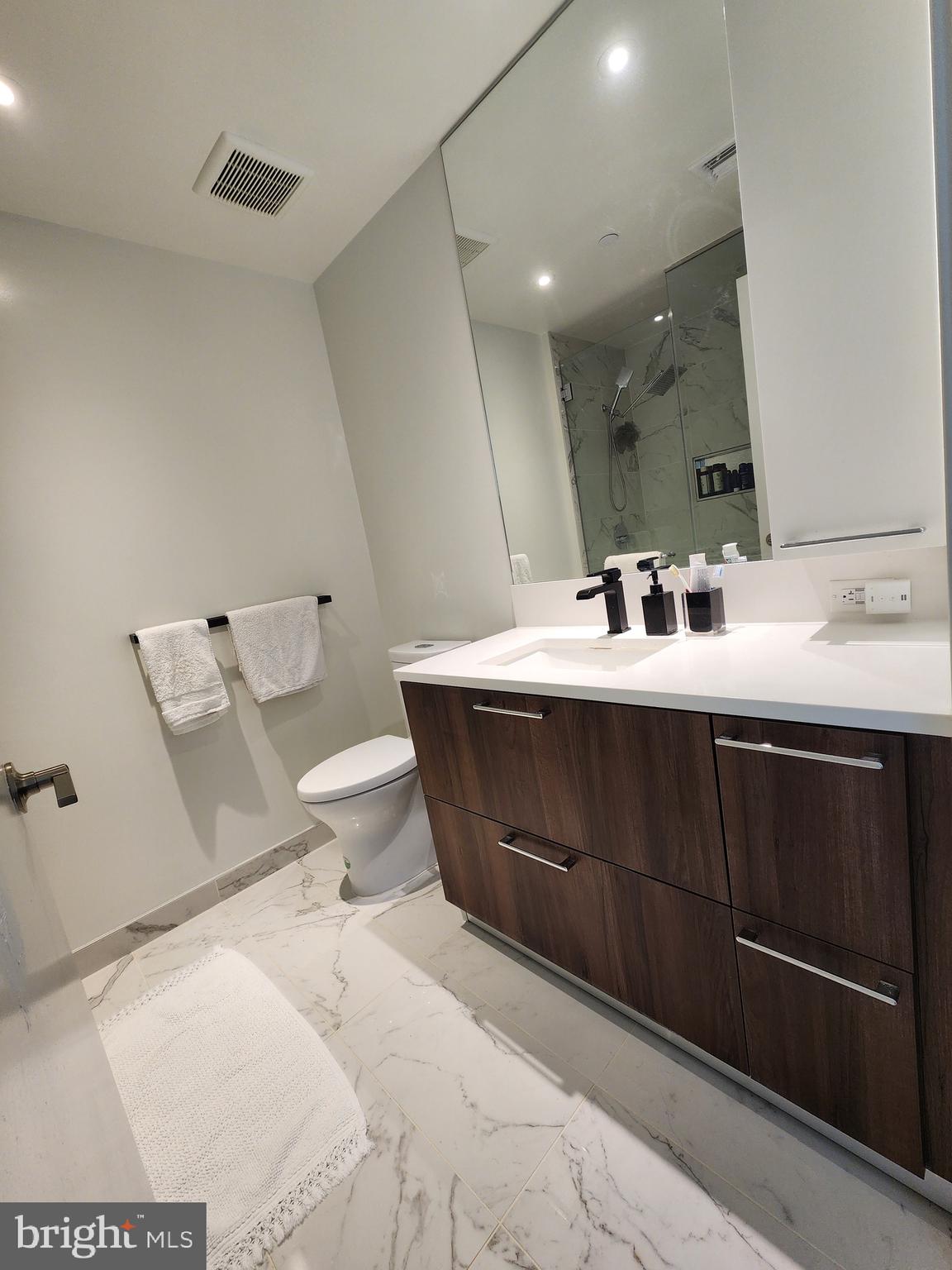 THE VERSE CONDO - Residential Lease