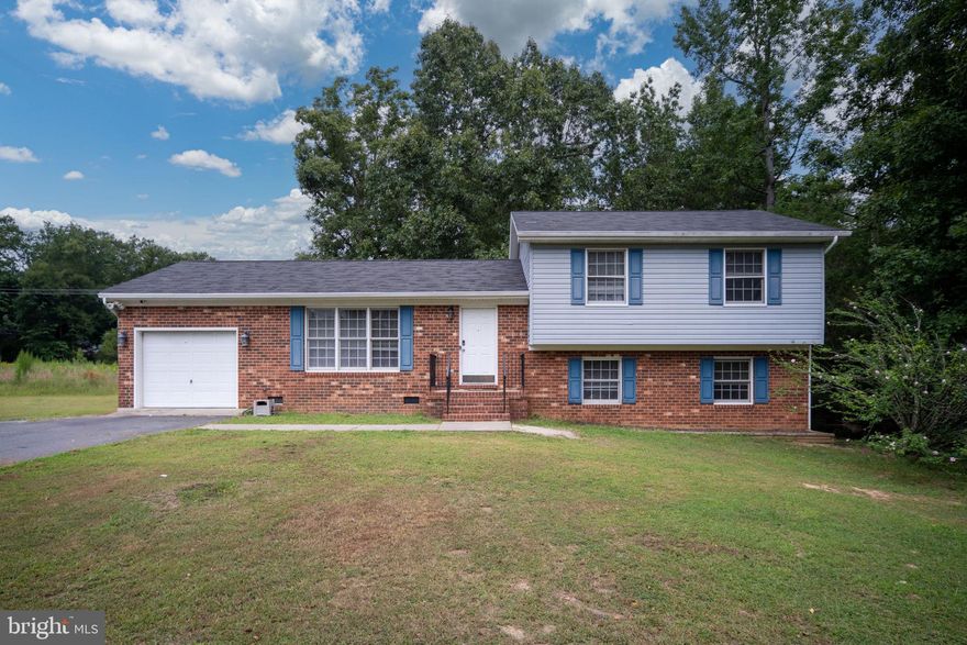 SPACIOUS HOME IN LAKE COMMUNITY. CLOSE TO I-95. ENJOY LAKE LIVING, GATED COMMUNITY WITH SECURITY, PLAY GROUNDS, POOL & CLUBHOUSE. HOME FEATURES LOTS OF SPACE WITH 4BR AND 3BA. PATIO OUT BACK FOR OUTDOOR ENJOYMENT, GARAGE FOR STORAGE OR PROJECTS. LARGE REC. ROOM & SPACIOUS LIVING ROOM OFFER LOTS OF SPACE. EAT IN KITCHEN, MASTER BEDROOM WITH PRIVATE BATH. BASEMENT BEDROOM WITH BATH AND MORE. A MUST SEE. BIG TICKET SYSTEMS RECENTLY REPLACED. READY FOR NEW OWNERS. CALL LISTER WITH QUESTIONS.