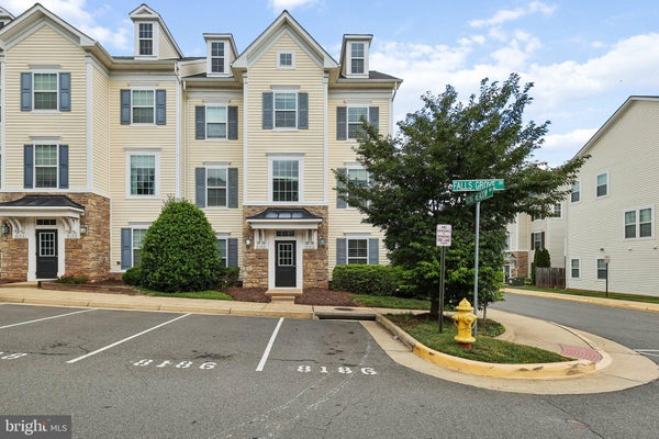 8186 FALLS GROVE DR, MANASSAS, VA 20111 - Image f3c370f2fcc83ffc8a4a85b5db25250a/3168405653