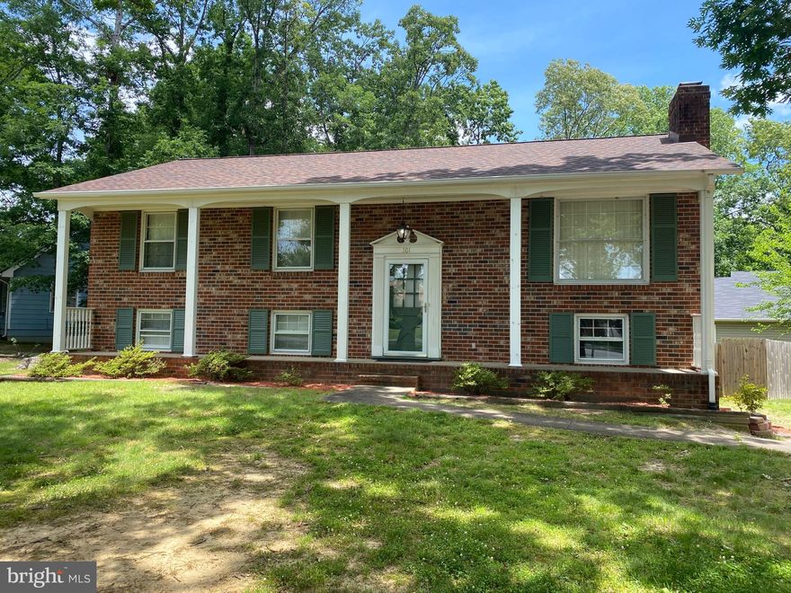 ****PETS NOT ALLOWED. HAVE  FENCED IN  BACKYARD****.LIKE NEW INSIDE  - REFRIGERATOR W/ICE MAKER, DISHWASHER, DISPOSER, COOKTOP, VINYL KITCHEN FLOOR, WHITE KIT. CABINET DOORS, BUILT-IN WALL OVEN, LIGHT FIXTURES, STORM DOORS, W/W NEW CARPET IN LOWER LEV., HEAT PUMP, FRESHLY PAINTED INSIDE & OUT, CERAMIC TILE FOYER - 2 ROOMS IN LOWER LEV. POTENTIAL FOURTH BEDROOMS AND OFFICE. HUGE REC ROOM WITH FPL INSERT,  NEW BATHROOM CEILING FANS & MORE!