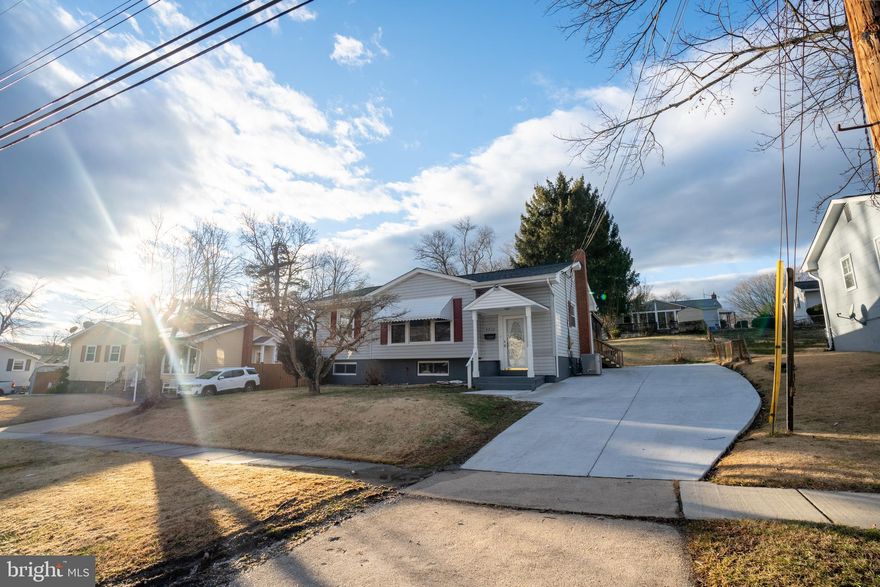 Welcome to this impeccably updated home in the charming community of Aspen Hill Park! Step into the open concept living/dining area featuring hardwood floors, beautiful natural light and recessed lighting. Brand new kitchen boasts new stainless steel appliances, including amazing high-end gas stove, eat-in space w/barstools, pantry space, recessed lighting & great natural light exposure! Expansive, primary bedroom suite and 2 additional true sized bedrooms located on the main level that share recently renovated full bathroom! Head down to the lower level family room where you are greeted by a large entertainment space! Two additional bedrooms on lower level features a large closet. The exterior fenced yard includes a covered & screened porch! The entire home has been freshly painted!!

This home is loaded with renovations including New Kitchen and Appliances (2022), 2 Renovated bedrooms on main floor & 2 renovated bedrooms on lower level (2022-2023),  New Washer & Dryer (2021), New HVAC system (2022), New Lights & Electric Switches (2021), New roof and gutters (2022) & New expansive Driveway (2023)