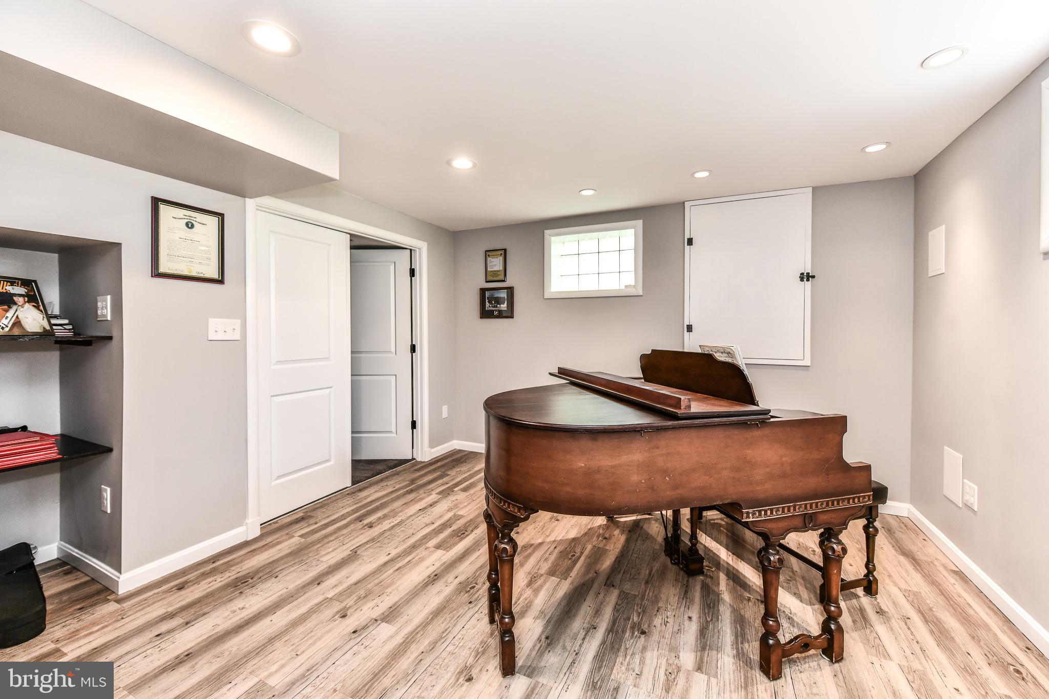 DONAHUE JOHN URBAN - Residential Lease