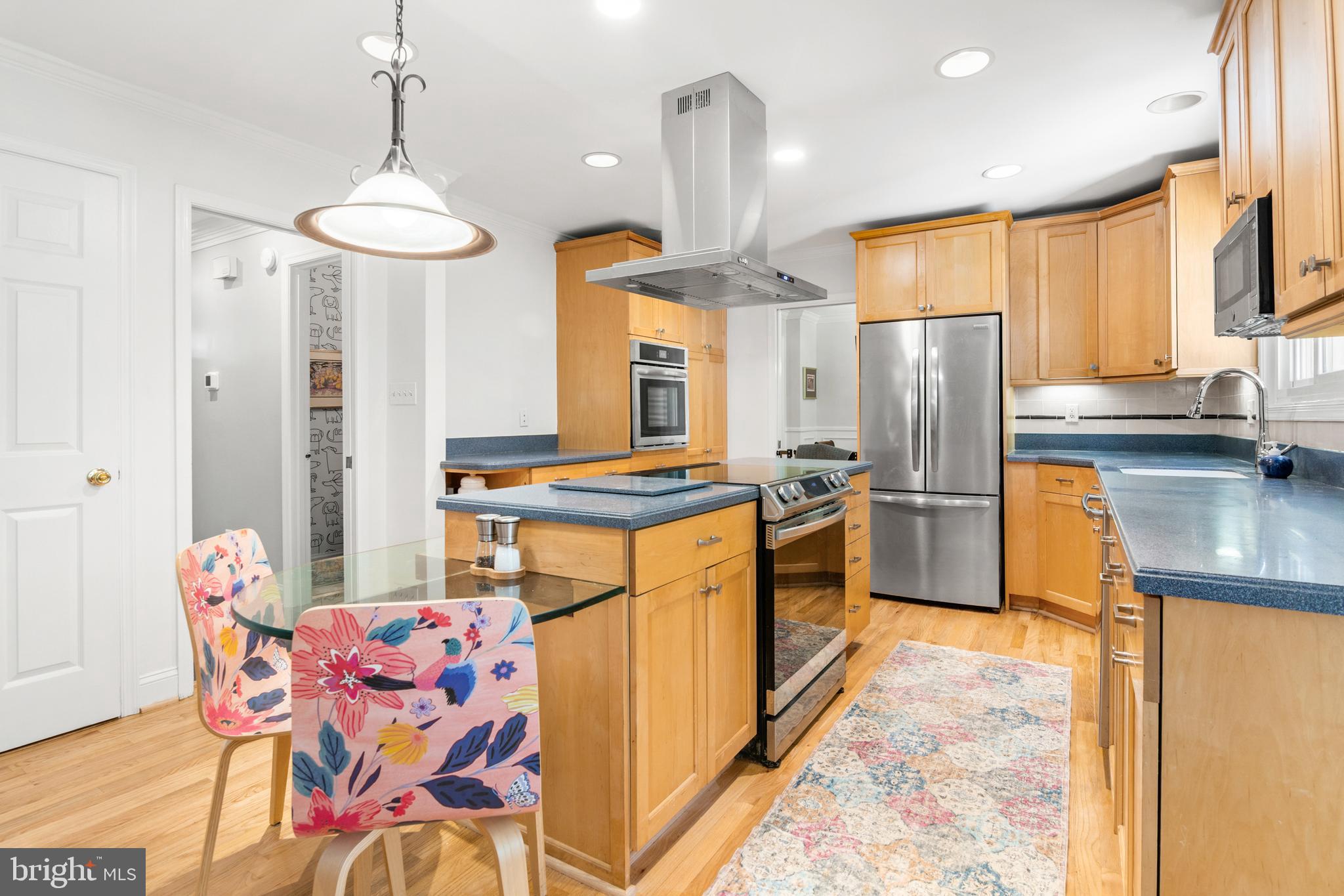 868 TWIN HARBOR DRIVE