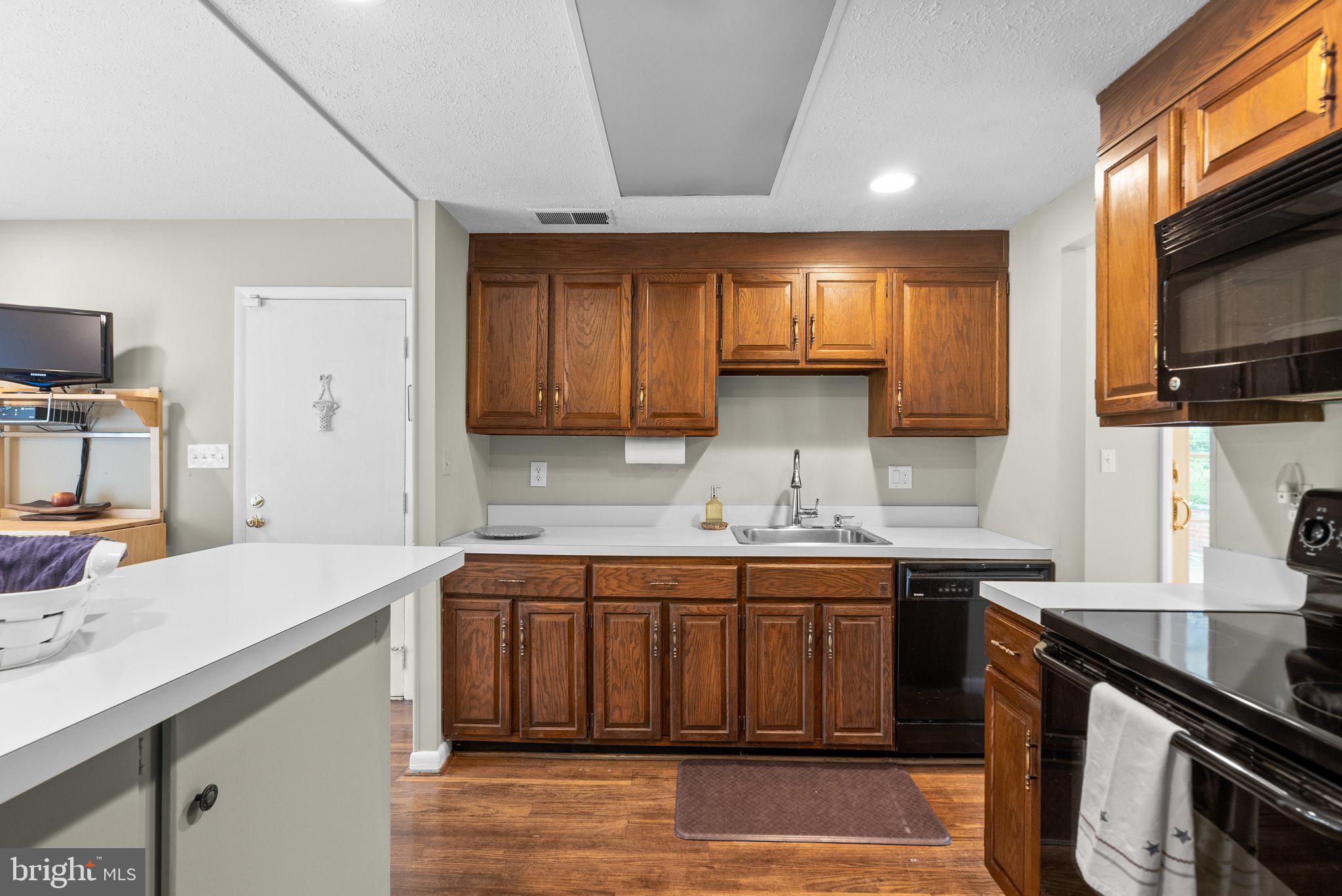 WILLIAMSBURG VILLAGE - Residential