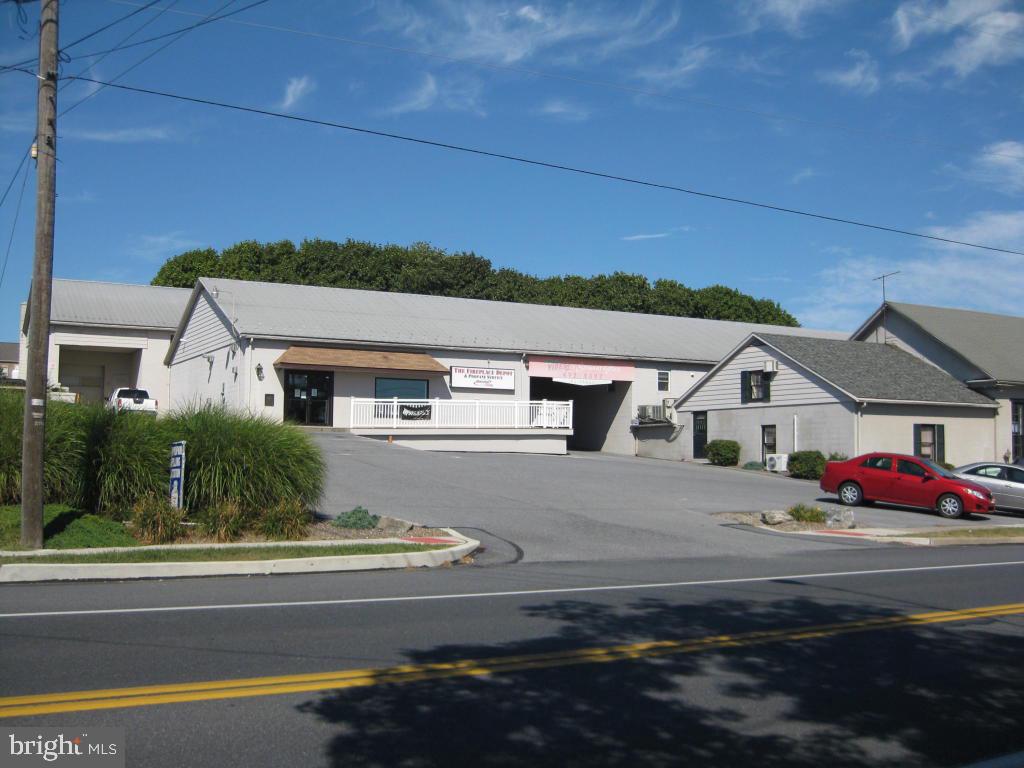 26,000 SF retail, office and warehouse complex. Great investment opportunity or owner user possibility. Projected cap rate is 8.5% (Long Term Tenants). Also available for lease (10,000 SF) per MLS#234059.
