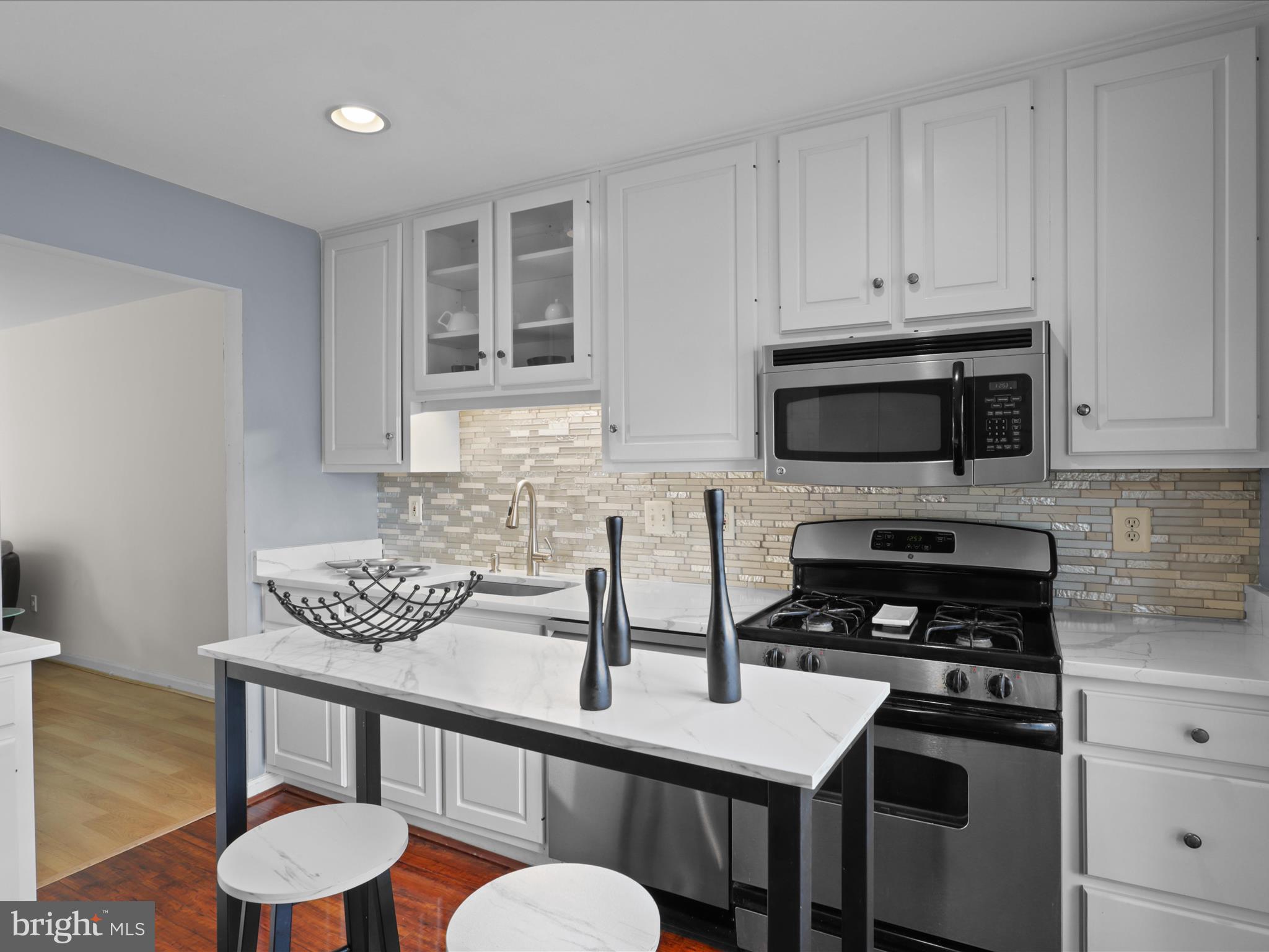 SARATOGA TOWNHOUSES - Residential