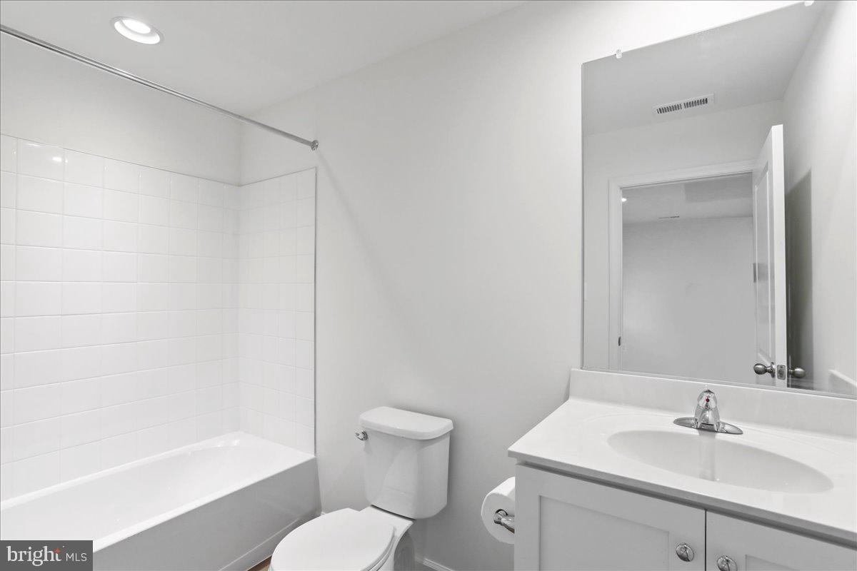 OVERLOOK AT RIVERSIDE TOWNHOMES - Residential Lease