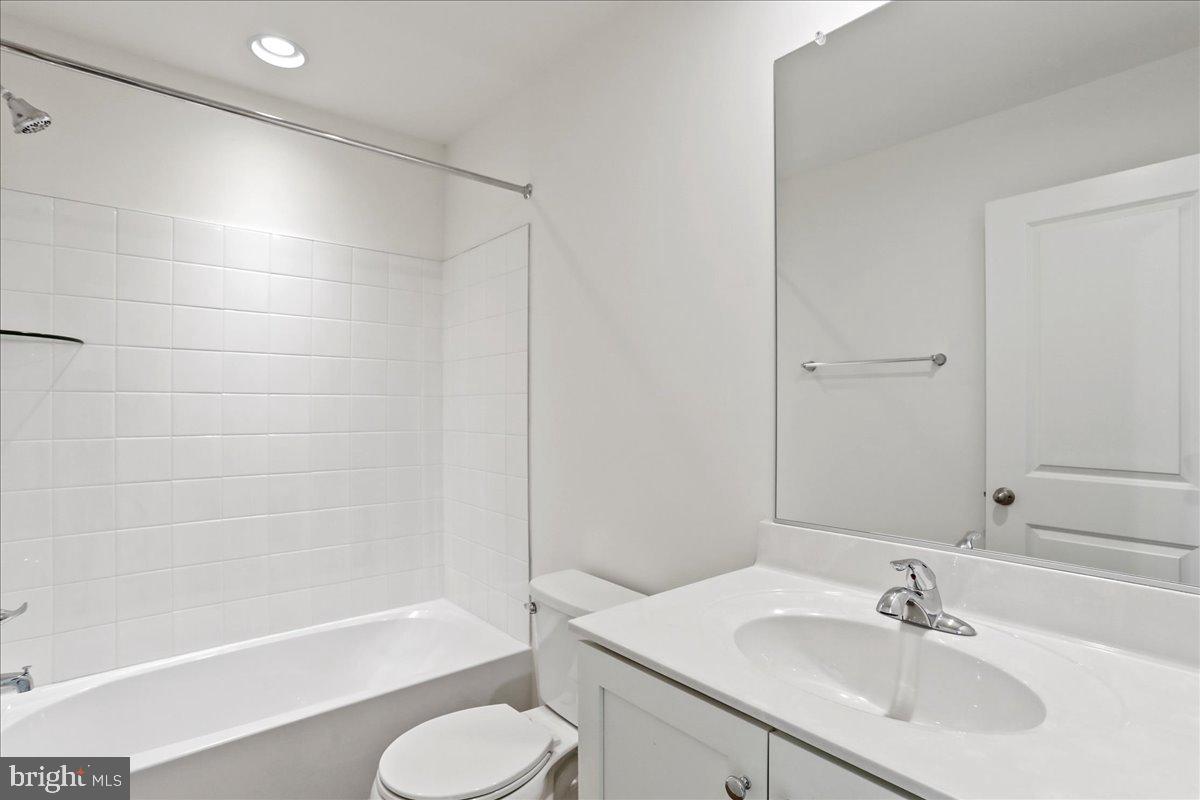 OVERLOOK AT RIVERSIDE TOWNHOMES - Residential Lease