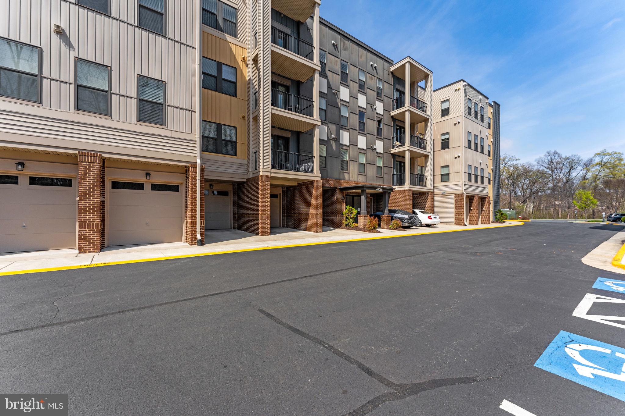 SIGNATURE AT BROADLANDS - Residential