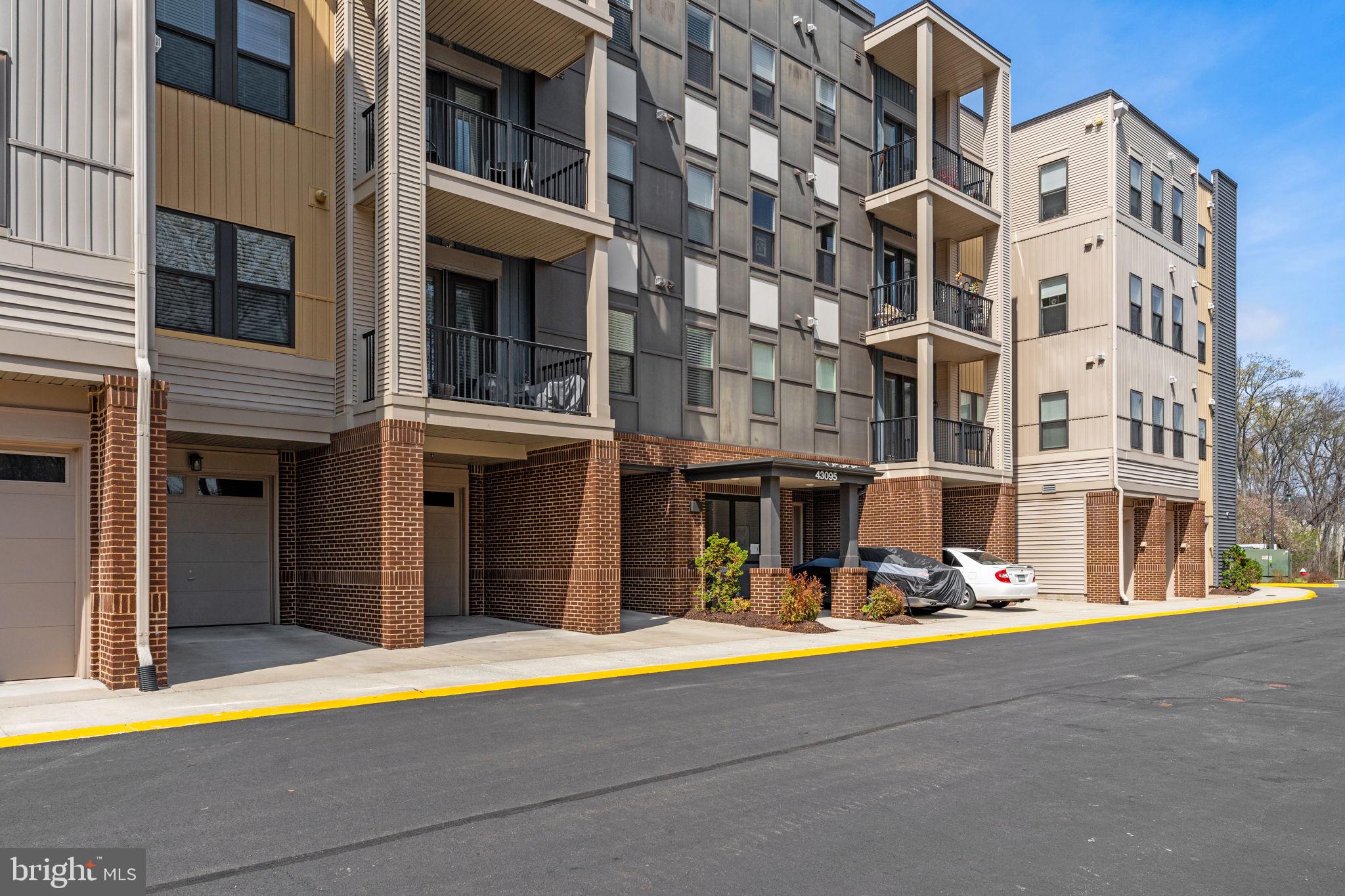 SIGNATURE AT BROADLANDS - Residential