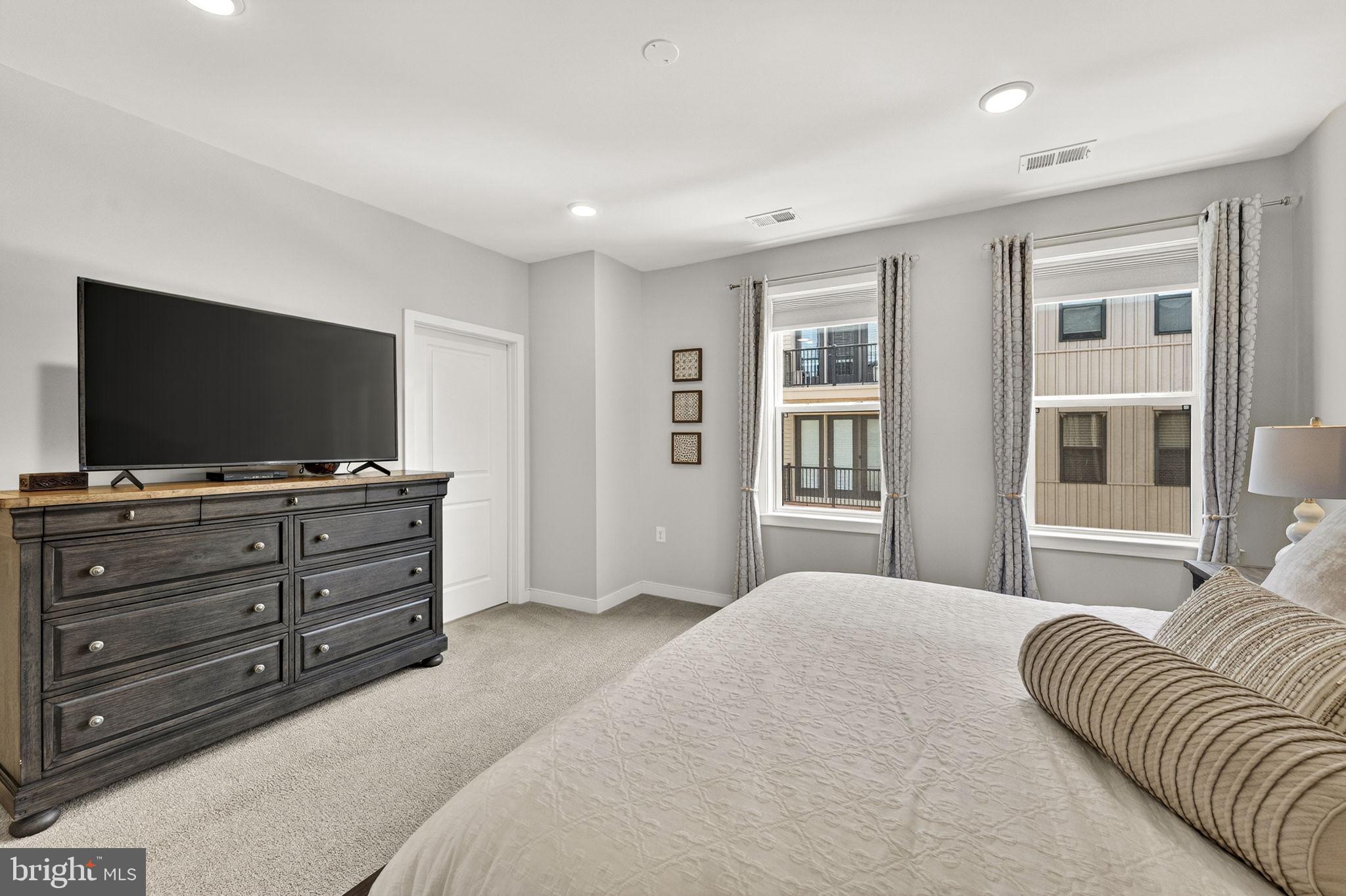 SIGNATURE AT BROADLANDS - Residential