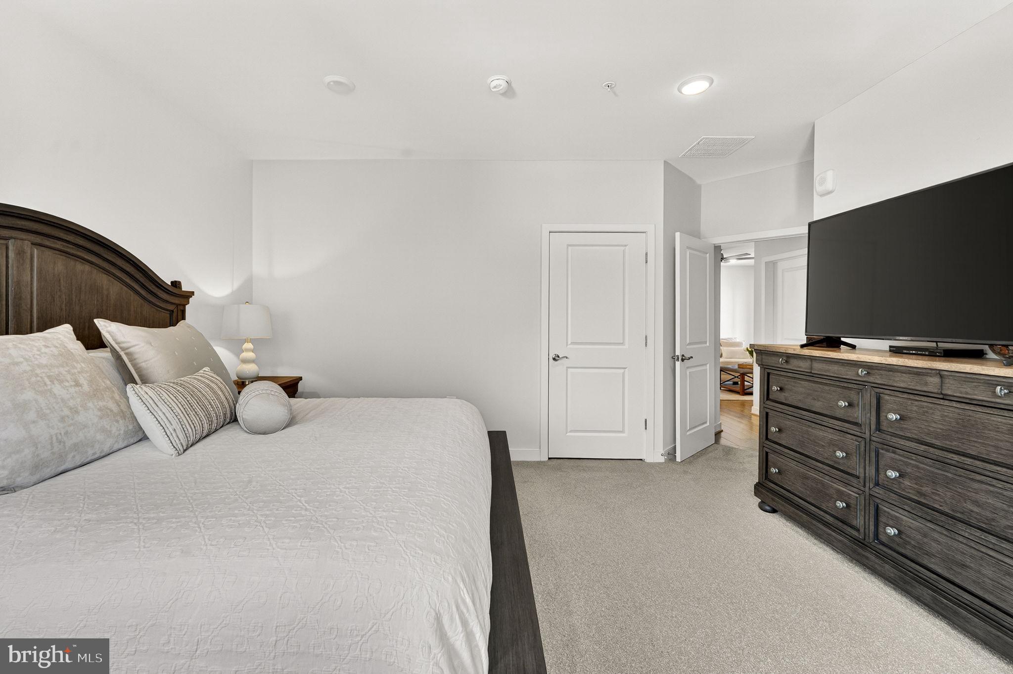 SIGNATURE AT BROADLANDS - Residential