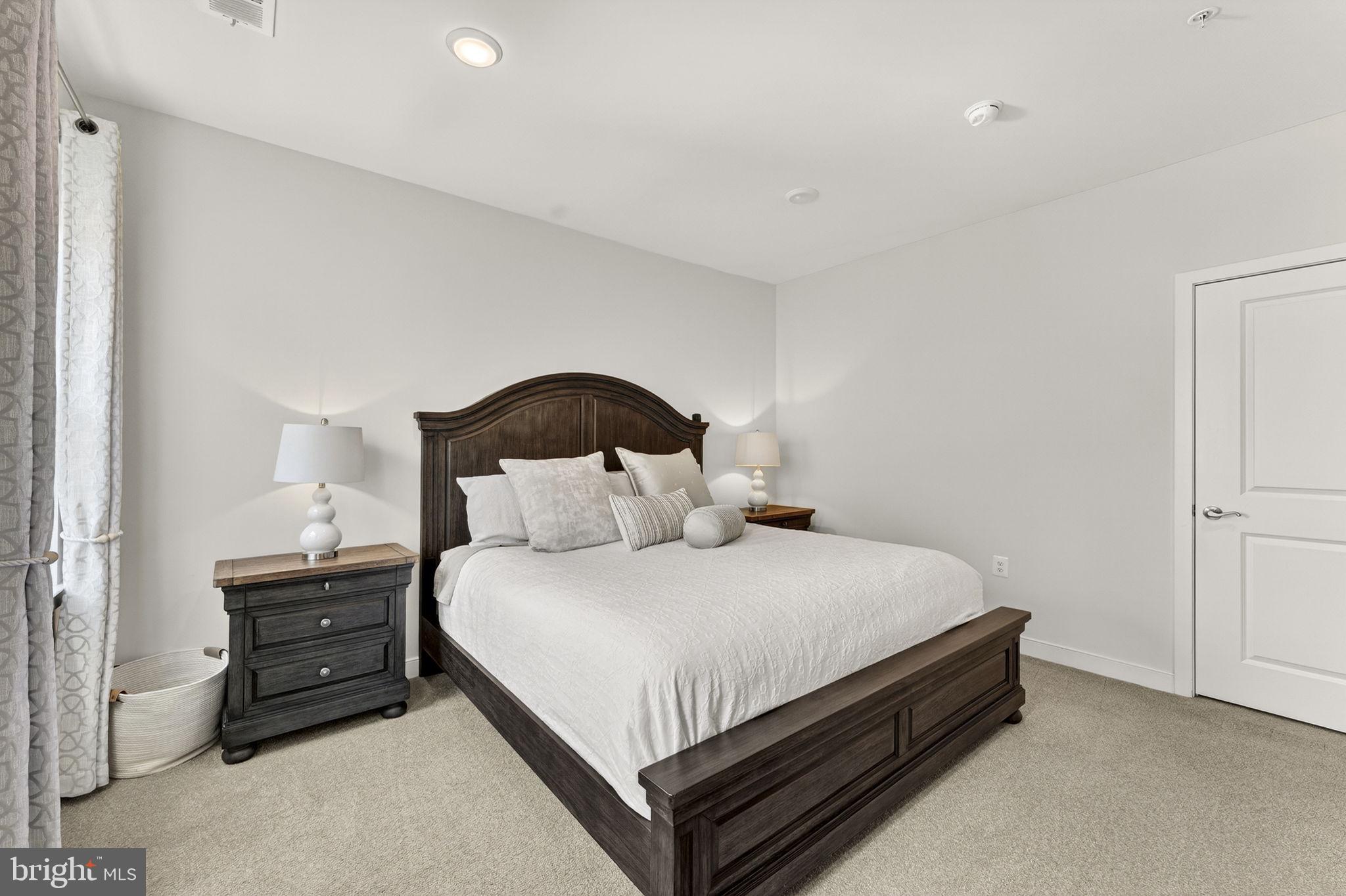 SIGNATURE AT BROADLANDS - Residential