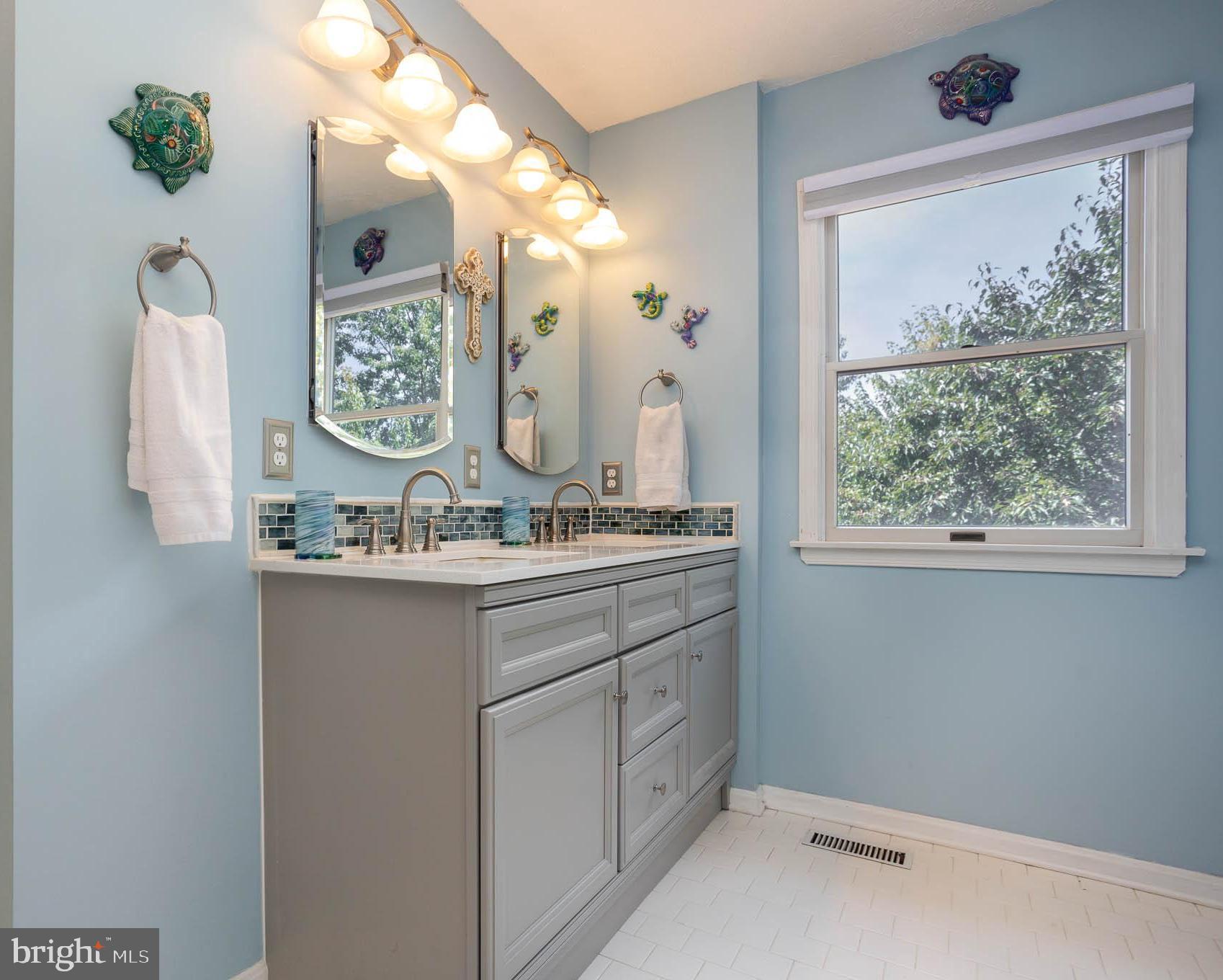 CONSTANT FRIENDSHIP - Residential