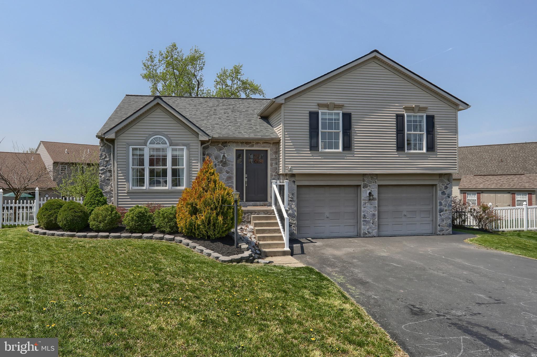 COMING SATURDAY APRIL 26Th! You will not want to miss this one..... schedule your showing now!
*******NUMEROUS OFFERS RECEIVED....... This Home is Under Contract!