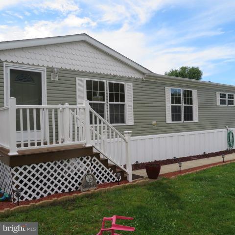Huge (2100+ sq. ft.) 4 bedroom, 2 1/2 bath double wide with several upgrades to include all appliances, flooring, siding and pellet stove. Open floor plan with family room off the kitchen! Master bedroom features walk-in closet, super master bath with separate shower and soaking tub! The other 3 bedrooms are on the other side of the home with their own full bathroom to share! Beautiful landscape!